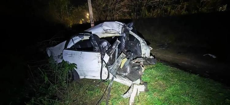 В Артёме водитель погиб после столкновения автомобиля с деревом