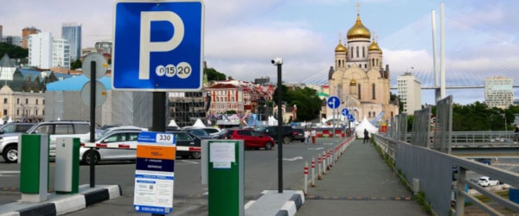 Закрытые муниципальные парковки Владивостока перейдут на безналичную оплату