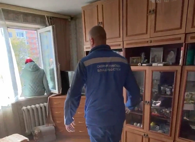 Во Владивостоке спасли бабушку, сидевшую на окне седьмого этажа