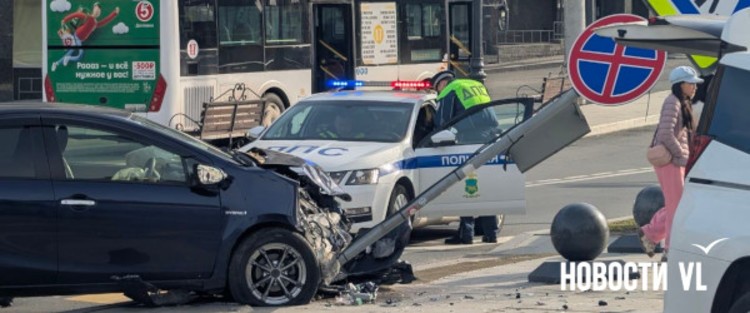 На Семёновской во Владивостоке столкнулись две Toyota, повреждён светофор