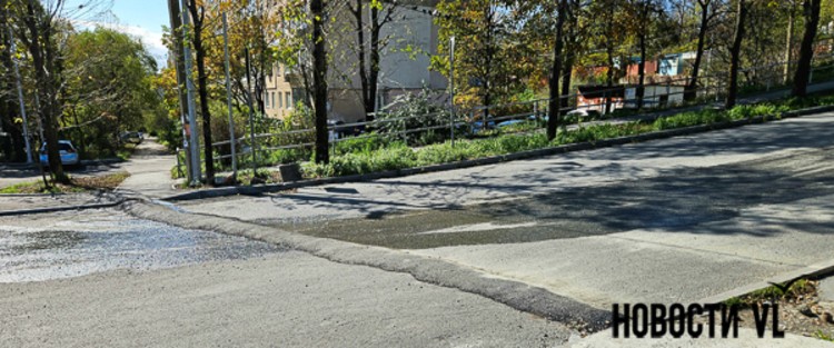 На перекрёстке Каплунова и Невельского временно насыпали вал для отвода воды